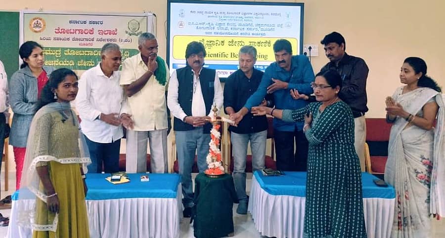 ಮೂಡಿಗೆರೆಯ ಕೃಷಿ ವಿಜ್ಞಾನ ಕೇಂದ್ರದಲ್ಲಿ ನಡೆದ ಜೇನುಕೃಷಿ ತರಬೇತಿಯನ್ನು ಬೆಳೆಗಾರರ ಒಕ್ಕೂಟದ ತಾಲ್ಲೂಕು ಘಟಕದ ಅಧ್ಯಕ್ಷ ಬಿ.ಆರ್.ಬಾಲಕೃಷ್ಣ ಉದ್ಘಾಟಿಸಿದರು