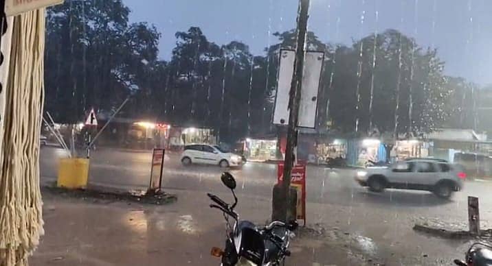  ಸೋಂಪುರ ಭಾಗದಲ್ಲಿ ಸುರಿಯುತ್ತಿರುವ ಮಳೆಯ ನಡುವೆ ವಾಹನಗಳ ಸಂಚಾರ. 
