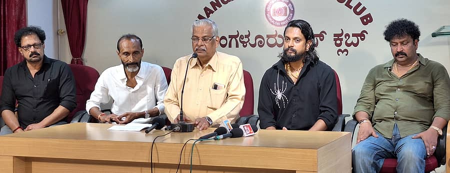 ಸುದ್ದಿಗೋಷ್ಠಿಯಲ್ಲಿ ಲಕ್ಷ್ಮಣಕುಮಾರ್ ಮಲ್ಲೂರ್ ಮಾತನಾಡಿದರು
