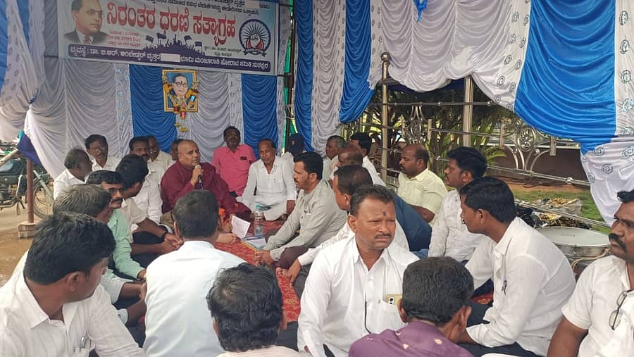 ಸುರಪುರದಲ್ಲಿ ದಲಿತ ಸಂಘಟನೆಗಳ ಒಕ್ಕೂಟ ಹಮ್ಮಿಕೊಂಡಿರುವ ನಿರಂತರ ಧರಣಿ ಕಾರ್ಯಕ್ರಮದಲ್ಲಿ ಶನಿವಾರ ವರಜ್ಯೋತಿ ಭಂತೇಜಿ ಥೇರೋ ಪಾಲ್ಗೊಂಡಿದ್ದರು