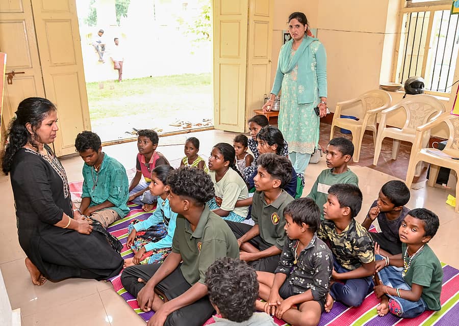 ಮೈಸೂರಿನ ಅರಮನೆ ಅಂಗಳದಲ್ಲಿ ತೆರೆದ ತಾತ್ಕಾಲಿಕ ಶಾಲೆಯಲ್ಲಿ ಮಾವುತರು ಹಾಗೂ ಕಾವಾಡಿಗಳ ಮಕ್ಕಳಿಗೆ ಶಿಕ್ಷಕರು ಪಾಠ ಹೇಳಿಕೊಟ್ಟರು ಪ್ರಜಾವಾಣಿ ಚಿತ್ರ: ಅನೂಪ್ ರಾಘ. ಟಿ.