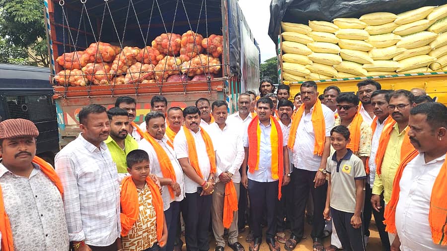 ನೆಲಮಂಗಲ ಶಾಸಕ ಎನ್‌.ಶ್ರೀನಿವಾಸ್‌ ನೇತೃತ್ವದಲ್ಲಿ ಧರ್ಮಸ್ಥಳ ಯಾತ್ರೆಗೆ ಹೊರಟ ಕಾರ್ಯಕರ್ತರು, ಎರಡು ಲಾರಿ ದವಸ ಧಾನ್ಯ ಕೊಂಡೊಯ್ದರು. 