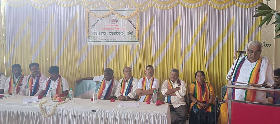 ಬೆಟ್ಟದಪುರ ಸಮೀಪದ ಭುವನಹಳ್ಳಿ ಪಿಎಸಿಸಿಎಸ್ ಆವರಣದಲ್ಲಿ ನಡೆದ 2024-25 ನೇ ಸಾಲಿನ ವಾರ್ಷಿಕ ಸಾಮಾನ್ಯ ಸಭೆಯಲ್ಲಿ ಅಧ್ಯಕ್ಷ ಬಿ.ಎಸ್ ಸೋಮೇಗೌಡ ಮಾತನಾಡಿದರು.