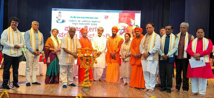 ಭಾಲ್ಕಿ ತಾಲ್ಲೂಕಿನ ಕರಡ್ಯಾಳದ ಚನ್ನಬಸವೇಶ್ವರ ಗುರುಕುಲ ಅನುಭವ ಮಂಟಪದಲ್ಲಿ ನಡೆದ ಬಸವಲಿಂಗ ಪಟ್ಟದ್ದೇವರು ನಡೆದು ಬಂದ ದಾರಿ ರಾಷ್ಟ್ರೀಯ ವಿಚಾರ ಸಂಕಿರಣವನ್ನು ಕನ್ನಡ ಅಭಿವೃದ್ಧಿ ಪ್ರಾಧಿಕಾರದ ಅಧ್ಯಕ್ಷ ಪುರುಷೋತ್ತಮ ಬಿಳಿಮಲೆ ಉದ್ಘಾಟಿಸಿದರು