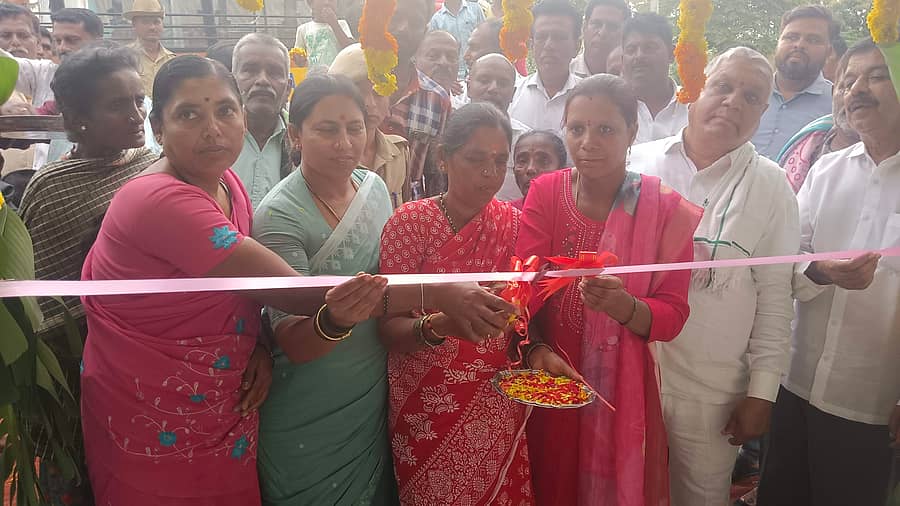 ಎನ್.ಜಿ ಹುಲ್ಕೂರು ಗ್ರಾಮ ಪಂಚಾಯಿತಿ ವ್ಯಾಪ್ತಿಯ ದಾದೇನಹಳ್ಳಿಯಲ್ಲಿ ನಿರ್ಮಿಸಿರುವ ಶುದ್ಧ ಕುಡಿಯುವ ನೀರಿನ ಘಟಕವನ್ನು ಶಾಸಕಿ ರೂಪಕಲಾ ಶಶಿಧರ್ ಉದ್ಘಾಟಿಸಿದರು 