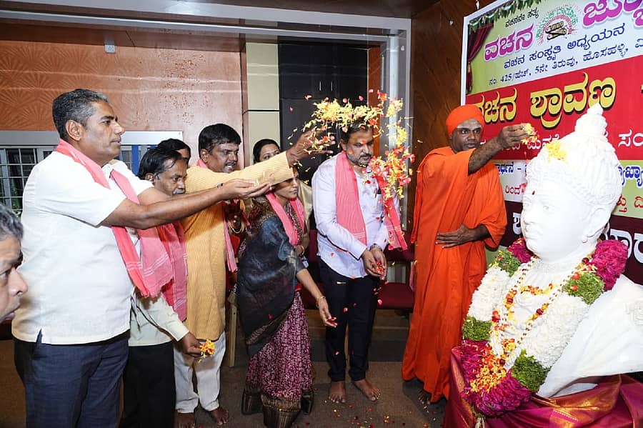 ವಚನಜ್ಯೋತಿ ಬಳಗ ಆಯೋಜಿಸಿದ್ದ ವಚನ ಶ್ರಾವಣ ಕಾರ್ಯಕ್ರಮದ ಸಮಾರೋಪದಲ್ಲಿ ಬಸವಣ್ಣನವರ ಪುತ್ಥಳಿಗೆ ಪುಷ್ಪಾರ್ಚನೆ ಮಾಡಲಾಯಿತು