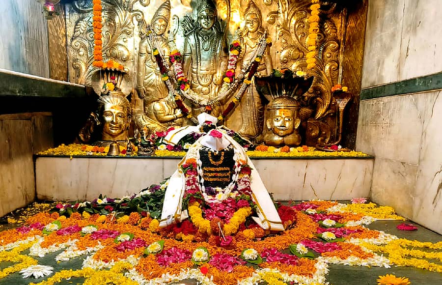 ಬಸವಕಲ್ಯಾಣ ತಾಲ್ಲೂಕಿನ ಚಂಡಕಾಪುರದ ರಾಮಲಿಂಗೇಶ್ವರ ದೇವಸ್ಥಾನದಲ್ಲಿರುವ ಲಿಂಗಕ್ಕೆ ಜಾತ್ರೆ ಅಂಗವಾಗಿ ಶುಕ್ರವಾರ ವಿಶೇಷ ಪೂಜೆ ನಡೆಯಿತು