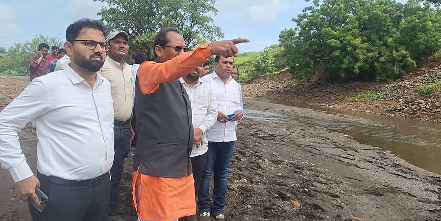 ಔರಾದ್ ತಾಲ್ಲೂಕಿನ ಬೊಂತಿ ಕೆರೆಗೆ ಶಾಸಕ ಪ್ರಭು ಚವಾಣ್ ಹಾಗೂ ಅಧಿಕಾರಿಗಳು ಭೇಟಿ ನೀಡಿ ಪರಿಶೀಲಿಸಿದರು