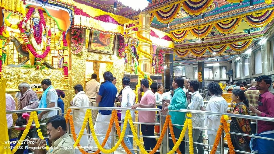 ಪಾವಗಡ ಶನೈಶ್ಚರ ದೇಗುಲದಲ್ಲಿ ಕೊನೆಯ ಶ್ರಾವಣ ಶನಿವಾರದ ಪ್ರಯುಕ್ತ ದರ್ಶನಕ್ಕಾಗಿ ಭಕ್ತಾದಿಗಳು ಸರದಿಯಲ್ಲಿ ನಿಂತಿರುವುದು