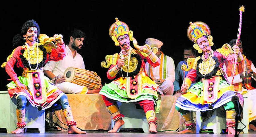 <div class="paragraphs"><p>ಮಕ್ಕಳಿಂದ ‘ಕರ್ಣ ಅರ್ಜುನರ ಕಾಳಗ’ ಪ್ರಸಂಗ ಪ್ರದರ್ಶನ</p></div>