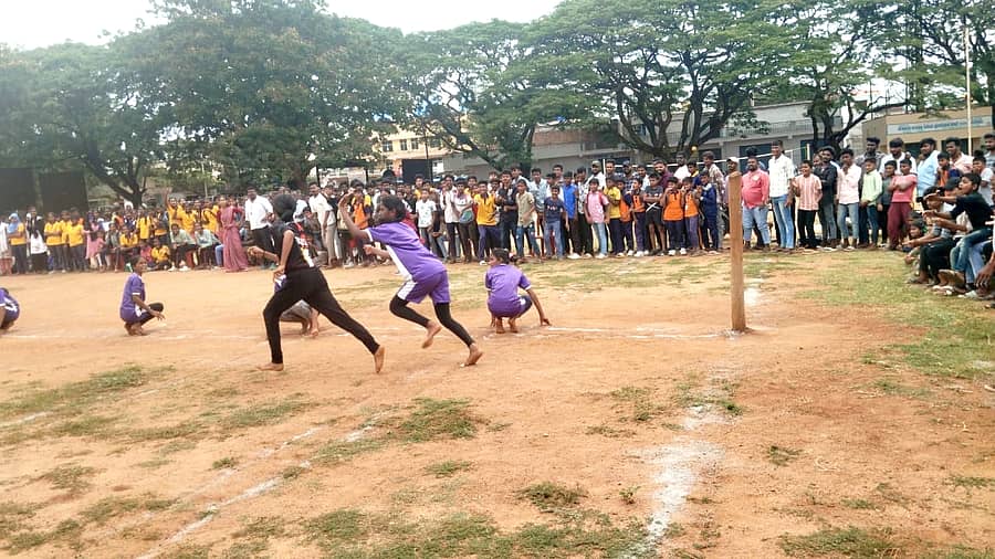 ಹಲಗೂರು ಕೆಪಿಎಸ್ ಮೈದಾನದಲ್ಲಿ ಬಾಲಕಿಯರ ಕೊಕ್ಕೊ ಸ್ಪರ್ಧೆ ನಡೆಯಿತು