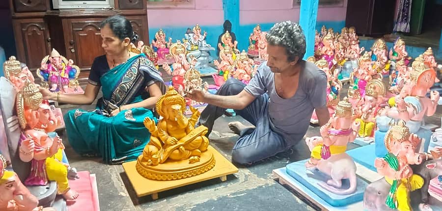 ಹಳಿಯಾಳದಲ್ಲಿ ಜೇಡಿ ಮಣ್ಣಿನಿಂದ ಸಿದ್ಧಪಡಿಸಿದ ಗಣಪತಿ ಮೂರ್ತಿಗಳಿಗೆ ದಂಪತಿ ಬಣ್ಣ ಹಚ್ಚುವ ಕೆಲಸದಲ್ಲಿ ನಿರತರಾಗಿದ್ದರು.