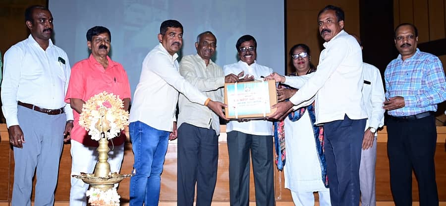 <div class="paragraphs"><p>ರಾಮನಗರದ ಜಿಲ್ಲಾ ಪಂಚಾಯಿತಿ ಸಭಾಂಗಣದಲ್ಲಿ ಶನಿವಾರ ನಡೆದ, ಜಿಲ್ಲೆಯ 100 ಸರ್ಕಾರಿ ಪ್ರಾಥಮಿಕ ಶಾಲೆಗಳಿಗೆ ನೂರು ಉಚಿತ ಪುಸ್ತಕ ವಿತರಣೆ ಕಾರ್ಯಕ್ರಮದಲ್ಲಿ ಶಾಲೆಗಳಿಗೆ ಪುಸ್ತಕ ವಿತರಿಸಲಾಯಿತು. </p></div>
