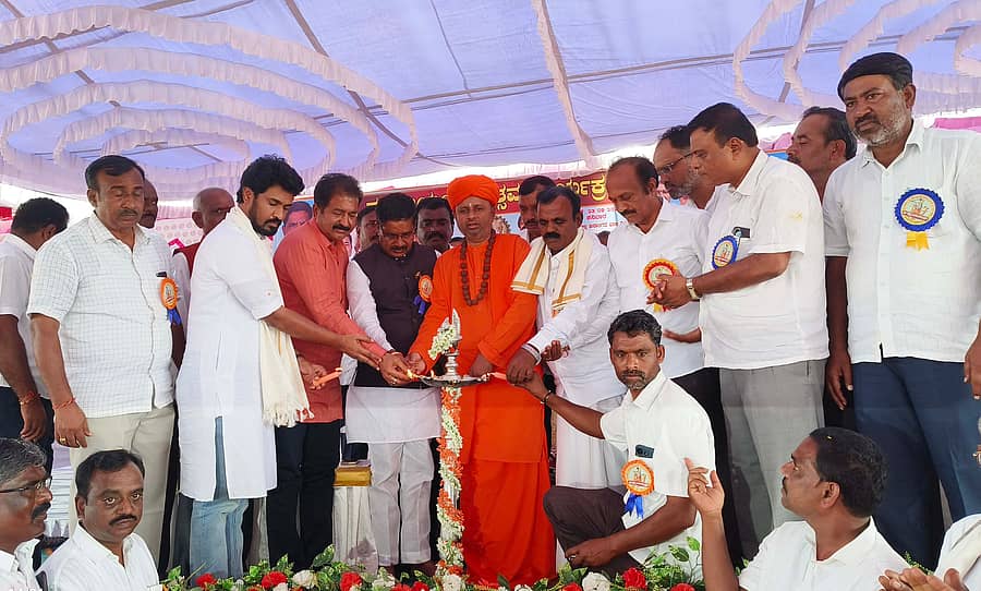 ಜಗಳೂರಿನಲ್ಲಿ ಶನಿವಾರ ನಡೆದ ಶ್ರೀಕೃಷ್ಣ ಜಯಂತ್ಯುತ್ಸವ ಸಮಾರಂಭದಲ್ಲಿ ಯಾದವಾನಂದ ಸ್ವಾಮೀಜಿ, ಶಾಸಕರಾದ ಬಿ. ದೇವೇಂದ್ರಪ್ಪ, ಡಿ.ಟಿ. ಶ್ರೀನಿವಾಸ್, ಮಾಜಿ ಶಾಸಕ ಎಚ್.ಪಿ. ರಾಜೇಶ್ ಭಾಗವಹಿಸಿದ್ದರು