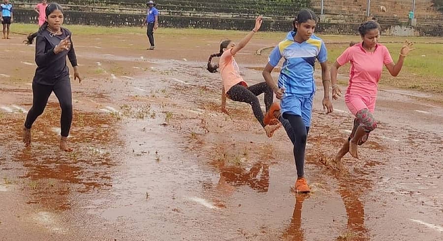 ಶಿರಸಿಯ ಮಾರಿಕಾಂಬಾ ಜಿಲ್ಲಾ ಕ್ರೀಡಾಂಗಣದಲ್ಲಿ ನಡೆದ ಕ್ರೀಡಾಕೂಟದ ವೇಳೆ ಕ್ರೀಡಾಪಟುವೊಬ್ಬರು ಜಾರಿ ಬಿದ್ದರು