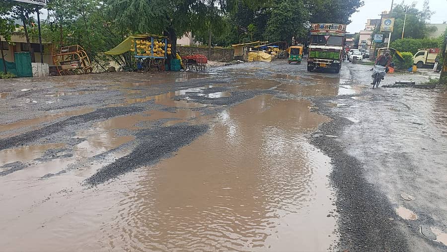 ಚಿಕ್ಕೋಡಿಯ ಬಸವೇಶ್ವರ ವೃತ್ತದ ಬಳಿ ಜೇವರ್ಗಿ-ಸಂಕೇಶ್ವರ ರಾಜ್ಯ ಹೆದ್ದಾರಿಯಲ್ಲಿ ಗುಂಡಿಗಳು ಬಿದ್ದಿರುವುದು