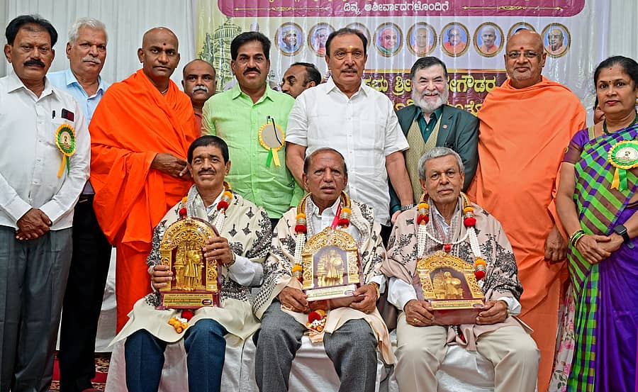 <div class="paragraphs"><p>ನಗರದಲ್ಲಿ ಭಾನುವಾರ ಆಯೋಜಿಸಿದ್ದ ‘ನಾಡಪ್ರಭು ಕೆಂಪೇಗೌಡರ ಜಯಂತಿ’ ಕಾರ್ಯಕ್ರಮದಲ್ಲಿ ಆಂಜನೇಯ, ನಾಗರಾಜಯ್ಯ ಮತ್ತು ಬಿ.ಎಂ ನಾರಾಯಣಸ್ವಾಮಿ ಅವರನ್ನು ಸನ್ಮಾನಿಸಿ ಗೌರವಿಸಲಾಯಿತು&nbsp; </p></div>