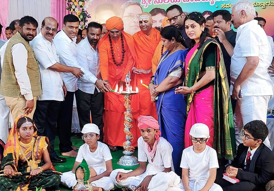 ಸಂಡೂರಿನ ಆದರ್ಶ ಕಲ್ಯಾಣ ಮಂಟಪದಲ್ಲಿ ಅಖಿಲ ಕರ್ನಾಟಕ ಕುಳುವ ಮಹಾಸಂಘದ ತಾಲ್ಲೂಕು ಸಮಿತಿ ವತಿಯಿಂದ ಭಾನುವಾರ ನಡೆದ ಶರಣ ನೂಲಿಯ ಚಂದಯ್ಯ ಅವರ ಜಯಂತಿ ಕಾರ್ಯಕ್ರಮವನ್ನು ಗಣ್ಯರು ಉದ್ಘಾಟಿಸಿದರು