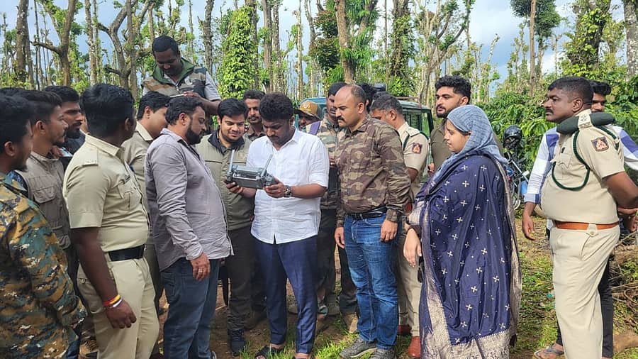 ಬೇಲೂರು ತಾಲ್ಲೂಕಿನ ಆನೆ ಕಾರ್ಯಪಡೆ ಕಚೇರಿಗೆ ಭಾನುವಾರ ಭೇಟಿ ನೀಡಿದ ಸಂಸದ ಶ್ರೇಯಸ್‌ ಪಟೇಲ್‌, ಥರ್ಮಲ್‌ ಡ್ರೋನ್‌ ಪ್ರಾತ್ಯಕ್ಷಿಕೆ ವೀಕ್ಷಿಸಿದರು.