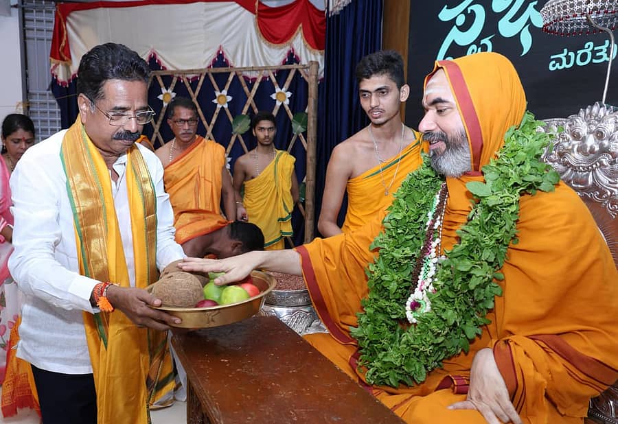 ಗೋಕರ್ಣದ ಅಶೋಕೆಯಲ್ಲಿ ನಡೆಯುತ್ತಿರುವ ಸ್ವಭಾಷಾ ಚಾತುರ್ಮಾಸ್ಯ ವ್ರತದಲ್ಲಿ ಮಾಜಿ ಸಚಿವ ಹರತಾಳು ಹಾಲಪ್ಪ ಅವರು ರಾಘವೇಶ್ವರ ಭಾರತೀ ಸ್ವಾಮೀಜಿ ಅವರ ಆಶೀರ್ವಾದ ಪಡೆದರು