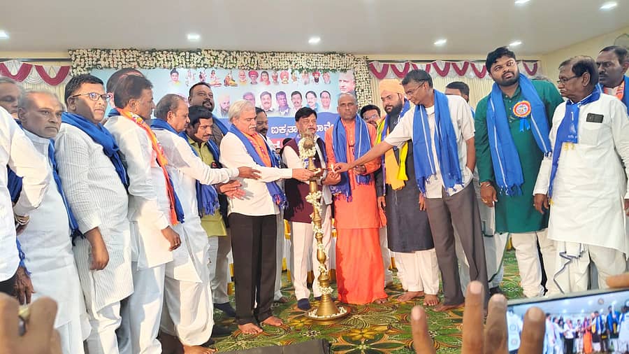 ಶಹಾಪುರ ನಗರದ ಆರಬೋಳ ಕಲ್ಯಾಣ ಮಂಟಪದಲ್ಲಿ ಭಾನುವಾರ ನಡೆದ ಶೋಷಿತ ವರ್ಗಗಳ ಐಕ್ಯತಾ ಸಮಾವೇಶ ಕಾರ್ಯಕ್ರಮವನ್ನು ಸಮಾಜ ಕಲ್ಯಾಣ ಇಲಾಖೆ ಸಚಿವ ಡಾ.ಎಚ್.ಸಿ ಮಹದೇವಪ್ಪ ಉದ್ಘಾಟಿಸಿದರು. ಲೋಕೋಪಯೋಗಿ ಸಚಿವ ಸತೀಶ ಜಾರಕಿಹೊಳಿ, ಶರಣಬಸಪ್ಪ ದರ್ಶನಾಪುರ ಉಪಸ್ಥಿತದ್ದರು