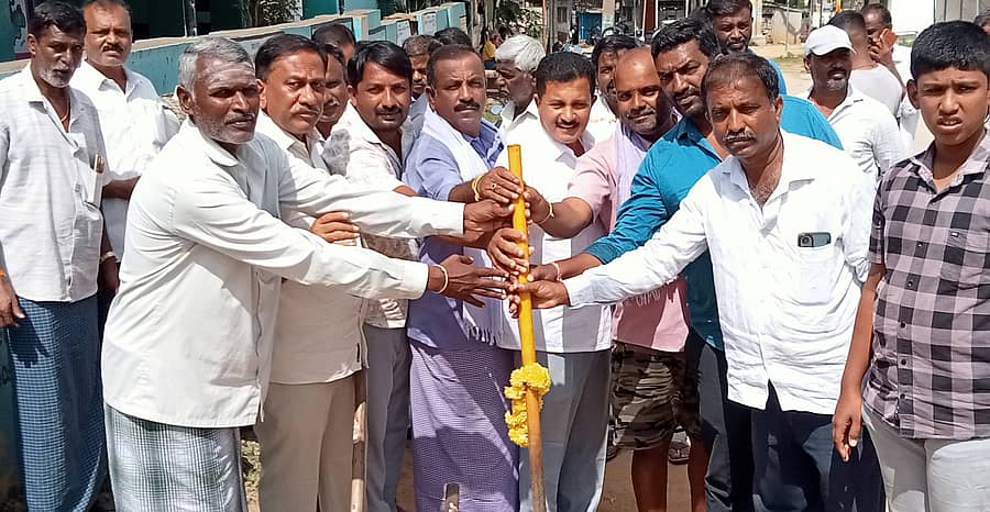 ಶ್ರೀರಂಗಪಟ್ಟಣ ತಾಲ್ಲೂಕಿನ ನೇರಲಕೆರೆ ಗ್ರಾಮದಲ್ಲಿ, ಜಲ ಜೀವನ್‌ ಮಿಷನ್‌ (ಜೆಜೆಎಂ) ಯೋಜನೆಯಡಿ ಕುಡಿಯುವ ನೀರಿನ ಪೈಪ್‌ಲೈನ್‌ ಅಳವಡಿಸುವ ₹65 ಲಕ್ಷ ವೆಚ್ಚದ ಕಾಮಗಾರಿಗೆ ಶಾಸಕ ರಮೇಶ ಬಂಡಿಸಿದ್ದೇಗೌಡ ಭಾನುವಾರ ಚಾಲನೆ ನೀಡಿದರು. ಗ್ರಾ.ಪಂ. ಅಧ್ಯಕ್ಷ ಮಹೇಶ್, ತಾ.ಪಂ. ಮಾಜಿ ಸದಸ್ಯ ಎನ್‌.ಪಿ. ಸುರೇಶ್ ಭಾಗವಹಿಸಿದ್ದರು