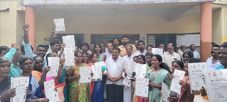 ಗುಡಿಬಂಡೆ ತಾಲ್ಲೂಕು ಪಂಚಾಯಿತಿ ಆವರಣದಲ್ಲಿ ಕೋರೇನಹಳ್ಳಿ ಗ್ರಾಮಸ್ಥರಿಗೆ ಶಾಸಕ ಎಸ್.ಎನ್. ಸುಬ್ಬಾರೆಡ್ಡಿ ನಿವೇಶನಗಳ ಹಕ್ಕು ಪತ್ರ ಹಸ್ತಾಂತರಿಸಿದರು