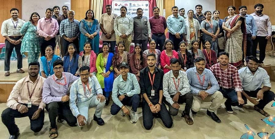 ಧಾರವಾಡದ ಡಿಮ್ಹಾನ್ಸ್‌ನಲ್ಲಿ ‘ಟೆಲಿ-ಮನಸ್’ ವಿಭಾಗದ ಆಪ್ತಸಮಾಲೋಚಕರಿಗೆ ಈಚೆಗೆ ನಡೆದ ತರಬೇತಿ ಕಾರ್ಯಾಗಾರದಲ್ಲಿ ಗಣ್ಯರು ಪಾಲ್ಗೊಂಡಿದ್ದರು