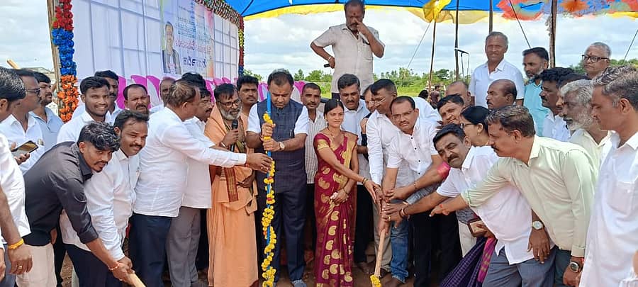 ಚಿಟಗುಪ್ಪ ತಾಲ್ಲೂಕಿನ ನಿರ್ಣಾ ಗ್ರಾಮದ ಹೊರವಲಯದಲ್ಲಿ ಡಾ.ಬಿ.ಆರ್. ಅಂಬೇಡ್ಕರ್ ಬಾಲಕಿಯರ ವಸತಿ ನಿಲಯಕ್ಕೆ ಶಾಸಕ ಡಾ. ಶೈಲೇಂದ್ರ ಬೆಲ್ದಾಳೆ ಭೂಮಿಪೂಜೆ ನೆರವೇರಿಸಿದರು