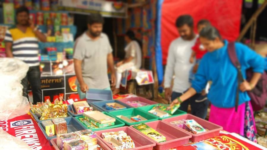 ಮಂಡ್ಯದ ಒಳಾಂಗಣ ಕ್ರೀಡಾಂಗಣದಲ್ಲಿ ಕಳೆದ ವರ್ಷ ದೀಪಾವಳಿ ಹಬ್ಬದ ವೇಳೆ ಪಟಾಕಿ ಮಾರಾಟ ಮಾಡುತ್ತಿರುವುದು
(ಸಂಗ್ರಹ ಚಿತ್ರ)