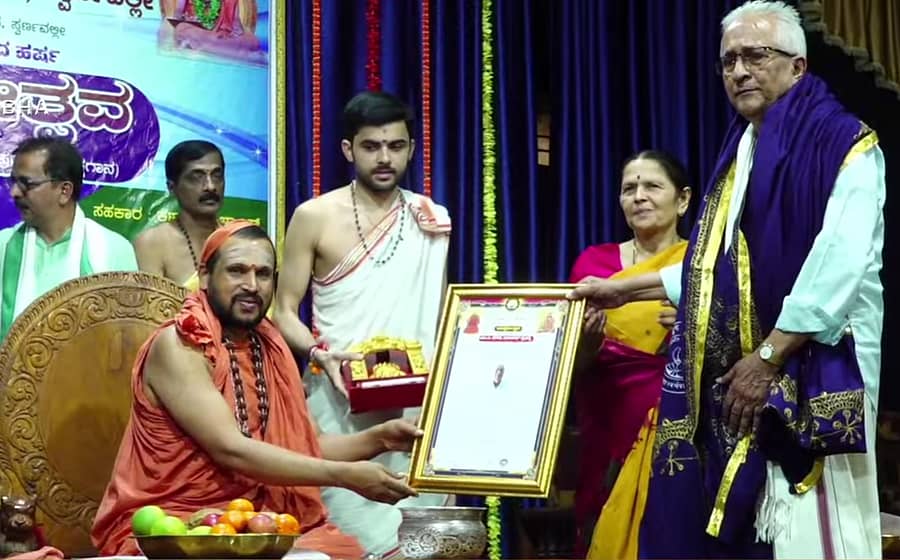 ಶಿರಸಿಯ ಸ್ವರ್ಣವಲ್ಲೀಯಲ್ಲಿ ನಡೆದ ಯಕ್ಷೋತ್ಸವದಲ್ಲಿ ಎಂ.ಎ.ಹೆಗಡೆ ದಂಟಕಲ್ ಪ್ರಶಸ್ತಿಯನ್ನು ಹಿರಿಯ ಕಲಾವಿದ ಮೃತ್ಯುಂಜಯ ಗಿಂಡಿಮನೆ ದಂಪತಿಗೆ ಗಂಗಾಧರೇಂದ್ರ ಸರಸ್ವತೀ ಸ್ವಾಮೀಜಿ ಪ್ರದಾನ ಮಾಡಿದರು