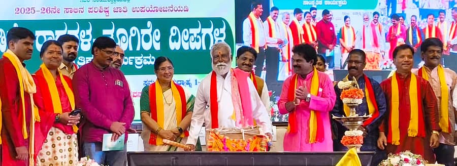 ಮಂಡ್ಯ ಜಿಲ್ಲಾಡಳಿತ, ಕನ್ನಡ ಮತ್ತು ಸಂಸ್ಕೃತಿ ಇಲಾಖೆ ವತಿಯಿಂದ ನಗರದ ಅಂಬೇಡ್ಕರ್ ಭವನದಲ್ಲಿ ಭಾನುವಾರ ‘ಹಾಡಿರೇ ರಾಗಗಳ-ತೂಗಿರೇ ದೀಪಗಳ’ ಸಾಂಸ್ಕೃತಿಕ ಕಾರ್ಯಕ್ರಮಕ್ಕೆ ಗಣ್ಯರು ಚಾಲನೆ ನೀಡಿದರು