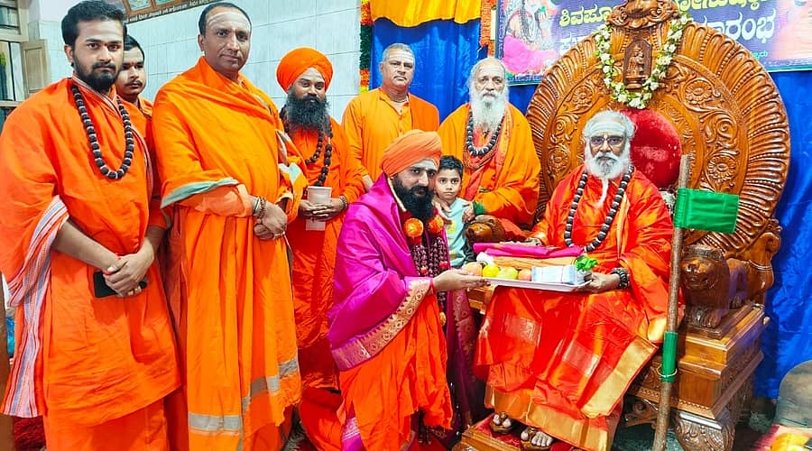 ಬಾಳೆಹೊನ್ನೂರಿನ ರಂಭಾಪುರಿ ಪೀಠದಲ್ಲಿ ನಡೆದ ಶ್ರಾವಣ ಧರ್ಮ ಸಮಾರಂಭದ ಸಮಾರೋಪ ಕಾರ್ಯಕ್ರಮದಲ್ಲಿ ವಿವಿಧ ಮಠಾದೀಶರಿಗೆ ಗೌರವ ರಕ್ಷೆ ನೀಡಲಾಯಿತು