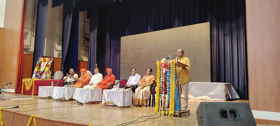 ಭಾಲ್ಕಿ ತಾಲ್ಲೂಕಿನ ಕರಡ್ಯಾಳದ ಶ್ರೀ ಚನ್ನಬಸವೇಶ್ವರ ಗುರುಕುಲ ಅನುಭವ ಮಂಟಪದಲ್ಲಿ ನಡೆದ ಎರಡು ದಿನಗಳ ರಾಷ್ಟ್ರೀಯ ವಿಚಾರ ಸಂಕಿರಣದ ಸಮಾರೋಪದಲ್ಲಿ ಹಿರಿಯ ಪತ್ರಕರ್ತ ದಿನೇಶ ಅಮೀನಮಟ್ಟು ಮಾತನಾಡಿದರು