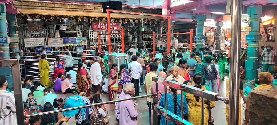 ಅಫಜಲಪುರ ತಾಲ್ಲೂಕಿನ ಗಾಣಗಾಪುರ ದತ್ತಾತ್ರೇಯ ದೇವಸ್ಥಾನದ ಆವರಣದಲ್ಲಿ ಶನಿವಾರ ಯಾತ್ರಿಕರು ದರ್ಶನಕ್ಕಾಗಿ ನಿಂತಿರುವುದು