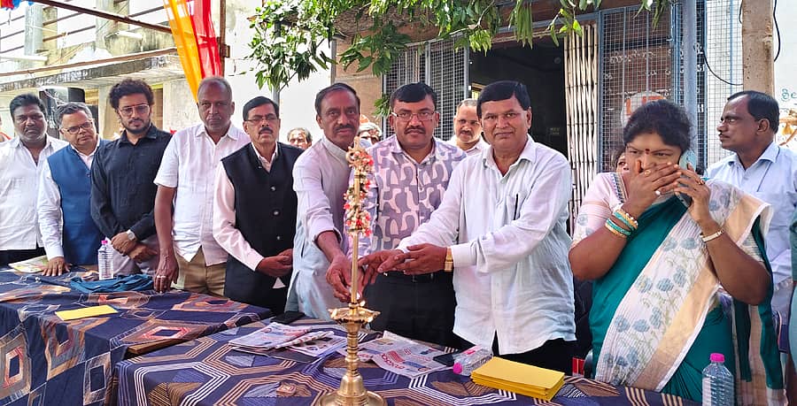ಶ್ರೀನಿವಾಸಪುರ‌ ತಾಲ್ಲೂಕಿನ ಮುದಿಮಡಗು ಗ್ರಾಮದಲ್ಲಿ ಭಾನುವಾರ ಅರಿವು ಭಾರತ ಸಂಸ್ಥೆಯಿಂದ ನಡೆದ ತತ್ವಪದಕಾರರೊಂದಿಗೆ ಸಹಭೋಜನ ಕಾರ್ಯಕ್ರಮವನ್ನು ಗಣ್ಯರು ಉದ್ಘಾಟಿಸಿದರು