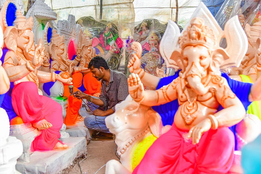 ಕೊಪ್ಪಳದಲ್ಲಿ ಗಣೇಶ ಮೂರ್ತಿಗಳಿಗೆ ಅಂತಿಮ ಸ್ಪರ್ಶ ನೀಡುವಲ್ಲಿ ತಲ್ಲೀನನಾಗಿದ್ದ ಕಲಾವಿದ –ಪ್ರಜಾವಾಣಿ ಚಿತ್ರ/ಭರತ್ ಕಂದಕೂರ