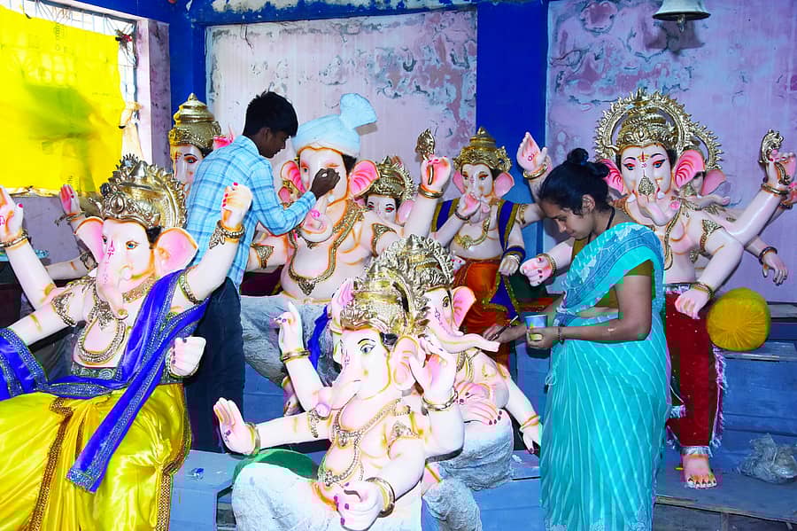 ಚಿತ್ರದುರ್ಗ ಧರ್ಮಶಾಲೆ ರಸ್ತೆಯ ಈಶ್ವರ ದೇವಾಲಯದಲ್ಲಿ ಮಣ್ಣಿನ ಪರಿಸರ ಸ್ನೇಹಿ ಗಣಪತಿ ಮೂರ್ತಿಗೆ ಅಂತಿಮ ಸ್ಪರ್ಶ ನೀಡುತ್ತಿರುವ ನಂದಿನಿ