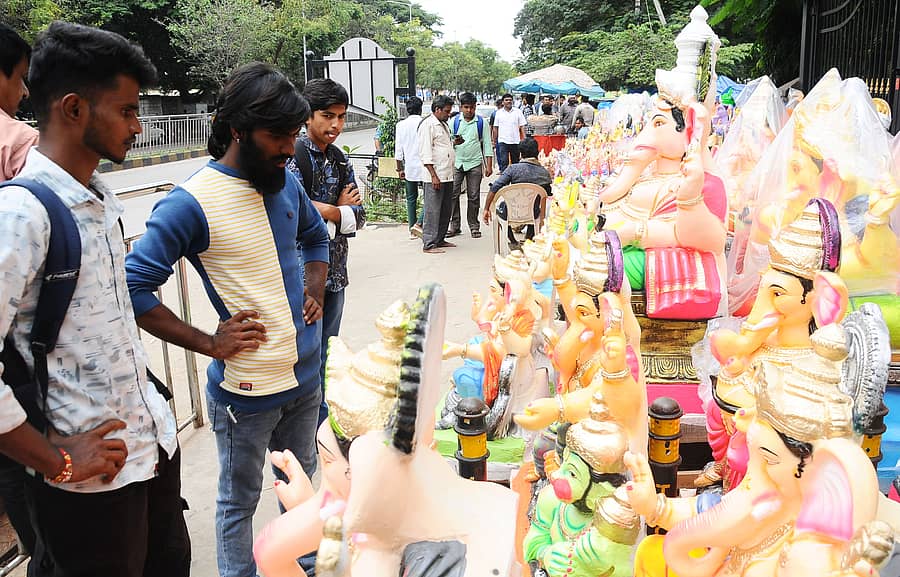 ತುಮಕೂರಿನಲ್ಲಿ ಶನಿವಾರ ಯುವಕರು ಗಣಪತಿ ಮೂರ್ತಿ ವೀಕ್ಷಿಸಿದರು