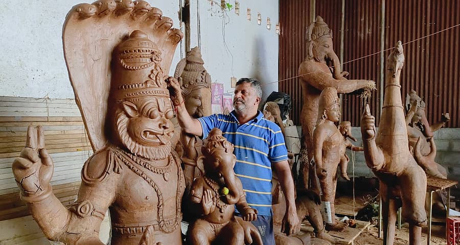 ಲಕ್ಷ್ಮಿನರಸಿಂಹ ಆಕಾರದ ಗಣಪತಿ ಮೂರ್ತಿ ಅಂತಿಮ ಸ್ಪರ್ಶ ನೀಡುತ್ತಿರುವ ಕಲಾವಿದ ಉಮಾಶಂಕರ್