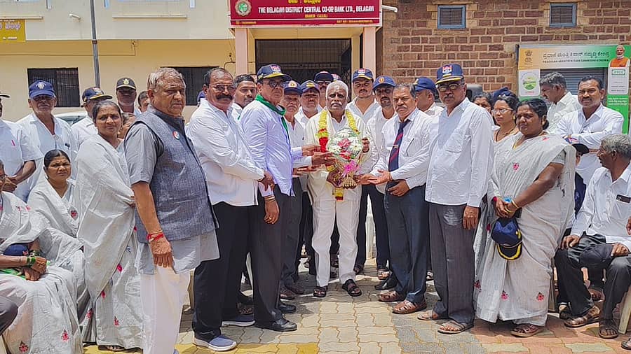 ಮೂಡಲಗಿ ತಾಲ್ಲೂಕಿನ ಕಲ್ಲೋಳಿಯಲ್ಲಿ ರಾಜ್ಯಸಭಾ ಸದಸ್ಯ ಈರಣ್ಣ ಕಡಾಡಿ ಅವರನ್ನು ಮಾಜಿ ಸೈನಿಕರ ಪದಾಧಿಕಾರಿಗಳು ಭಾನುವಾರ ಸನ್ಮಾನಿಸಿದರು