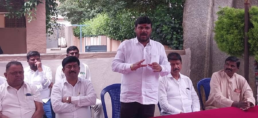 ಕೋಲಾರ ತಾಲ್ಲೂಕಿನ ವೇಮಗಲ್‌ನಲ್ಲಿ ಭಾನುವಾರ ನಡೆದ ಕಾಂಗ್ರೆಸ್‌ ಆತ್ಮಾವಲೋಕನ ಸಭೆಯಲ್ಲಿ ಶಾಸಕ ಕೊತ್ತೂರು ಮಂಜುನಾಥ್‌ ಮಾತನಾಡಿದರು
