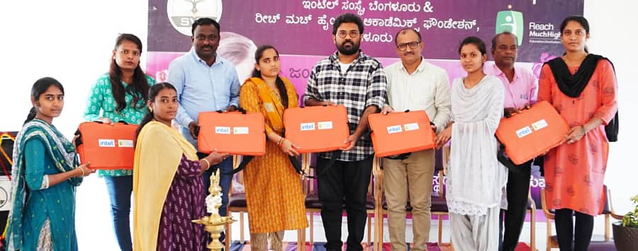 ಕುಷ್ಟಗಿ ಎಸ್‌ವಿಸಿ ಶಿಕ್ಷಣ ಸಂಸ್ಥೆಯಲ್ಲಿನ ಬ್ಯೂಟಿಷಿಯನ್‌ ತರಬೇತಿ ಪ್ರಶೀಕ್ಷಣಾರ್ಥಿಗಳಿಗೆ ಕಿಟ್‌ಗಳನ್ನು ವಿತರಿಸಲಾಯಿತು