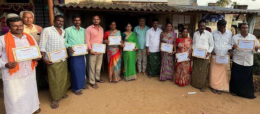 ಹನುಮನಹಳ್ಳಿ ಹಾಲು ಉತ್ಪಾದಕರ ಸಹಕಾರ ಸಂಘದ ಆಡಳಿತ ಮಂಡಳಿಗೆ ಆಯ್ಕೆಯಾದ ನಿರ್ದೇಶಕರು.