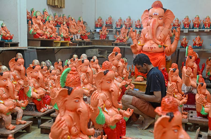 ಮಣ್ಣಿನ ಗಣೇಶ ಮೂರ್ತಿಗಳಿಗೆ ಬಣ್ಣ ಬಳಿಯುತ್ತಿರುವ ಕಲಾವಿದ ಪ್ರಜಾವಾಣಿ ಚಿತ್ರ : ಫಕ್ರುದ್ದೀನ್ ಎಚ್