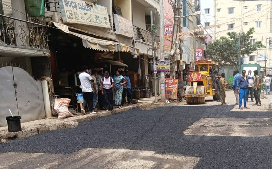 ನಗರದಲ್ಲಿ ರಸ್ತೆ ಗುಂಡಿಗಳನ್ನು ಮುಚ್ಚುವ ಕಾರ್ಯ ಭಾನುವಾರ ನಡೆಯಿತು