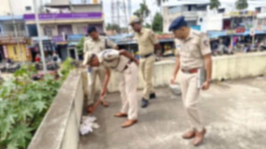 ಹಲಗೂರು ಸಂತೆ ಮೈದಾನದ ಸಮೀಪ ಕೊಲೆ ನಡೆದ ಸ್ಥಳಕ್ಕೆ ಜಿಲ್ಲಾ ಪೊಲೀಸ್ ವರಿಷ್ಠಾಧಿಕಾರಿ ಮಲ್ಲಿಕಾರ್ಜುನ ಬಾಲದಂಡಿ ಭೇಟಿ ನೀಡಿ ಪರಿಶೀಲನೆ ನಡೆಸಿದರು