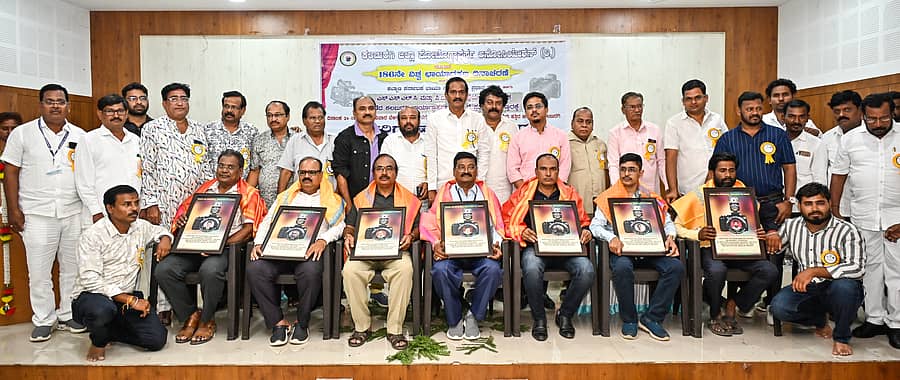 ಕಲಬುರಗಿಯ ಜಿಲ್ಲಾ ಪೋಟೊಗ್ರಾಫರ್ಸ್‌ ಅಸೋಸಿಯೇಶನ್‌ ವತಿಯಿಂದ ಭಾನುವಾರ ನಡೆದ ವಿಶ್ವ ಛಾಯಾಗ್ರಹಣ ದಿನಾಚರಣೆಯಲ್ಲಿ ಸಾಧಕರಿಗೆ ಕಲ್ಯಾಣ ಕರ್ನಾಟಕ ಛಾಯಾಸಾಧಕ ಪ್ರಶಸ್ತಿ ನೀಡಿ ಗೌರವಿಸಲಾಯಿತು. ಬಸವರಾಜ ತೋಟದ್‌, ಪ್ರಭು ಪೂಜಾರಿ, ಮಹಮ್ಮದ್‌ ಅಯಾಜೊದ್ದೀನ್‌ ಪಟೇಲ್‌, ರಮೇಶ ಮರಗೋಳ ಉಪಸ್ಥಿತರಿದ್ದರು
ಪ್ರಜಾವಾಣಿ ಚಿತ್ರ