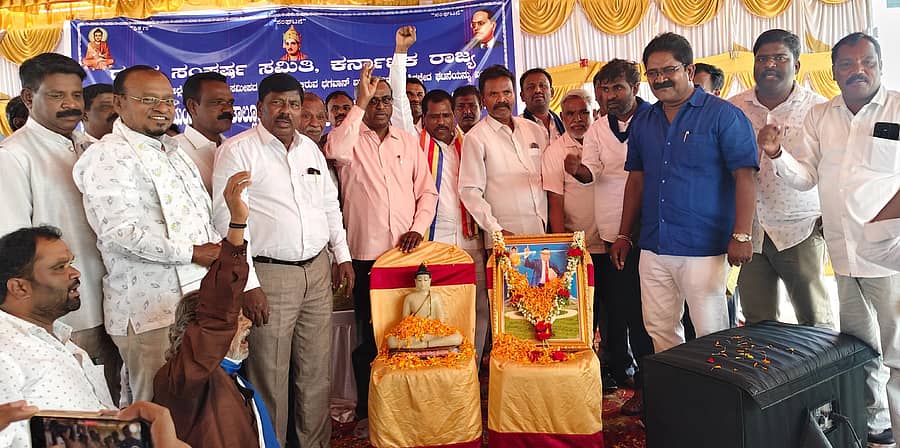 ಆಂಧ್ರದಲ್ಲಿ ಬುದ್ಧನ ವಿಗ್ರಹ ಶಿರಚ್ಛೇದ ಮಾಡಿದ ಕಿಡಿಗೇಡಿಗಳ ವಿರುದ್ಧ ಕ್ರಮಕ್ಕೆ ಆಗ್ರಹಿಸಿ ಶ್ರೀನಿವಾಸಪುರದಲ್ಲಿ ಶನಿವಾರ ಮುಖಂಡರು ಸಭೆ ನಡೆಸಿ ಬುದ್ಧನ ವಿಗ್ರಹ ಹಾಗೂ ಅಂಬೇಡ್ಕರ್ ಭಾವಚಿತ್ರಕ್ಕೆ ಪುಷ್ಪನಮನ ಸಲ್ಲಿಸಿದರು
