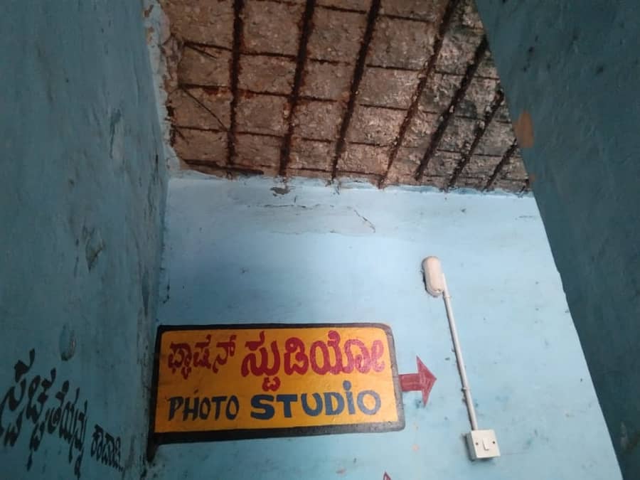ಮೂಡಿಗೆರೆ ಪಟ್ಟಣದ ಬಸ್ ನಿಲ್ದಾಣದ ಬಳಿಯಿರುವ ಪಟ್ಟಣ ಪಂಚಾಯಿತಿ ವಾಣಿಜ್ಯ ಮಳಿಗೆ‌ಯ ಚಾವಣಿ ಕಳಚಿ ಬಿದ್ದಿರುವುದು